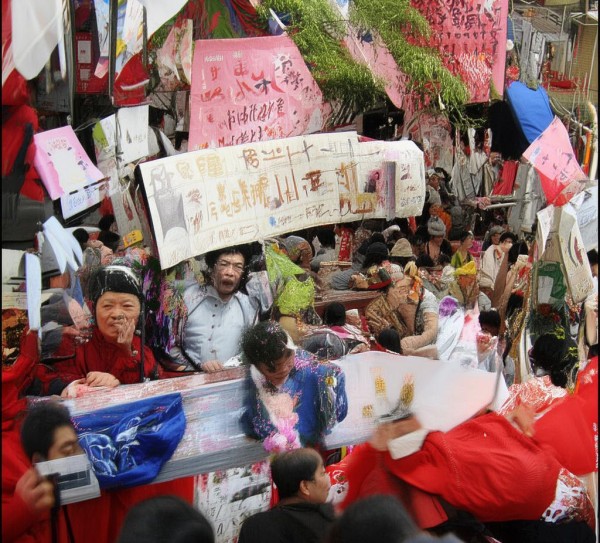 央视新闻聚焦新能源车买得起修不起困境，成本与售后矛盾凸显，行业需补齐服务短板